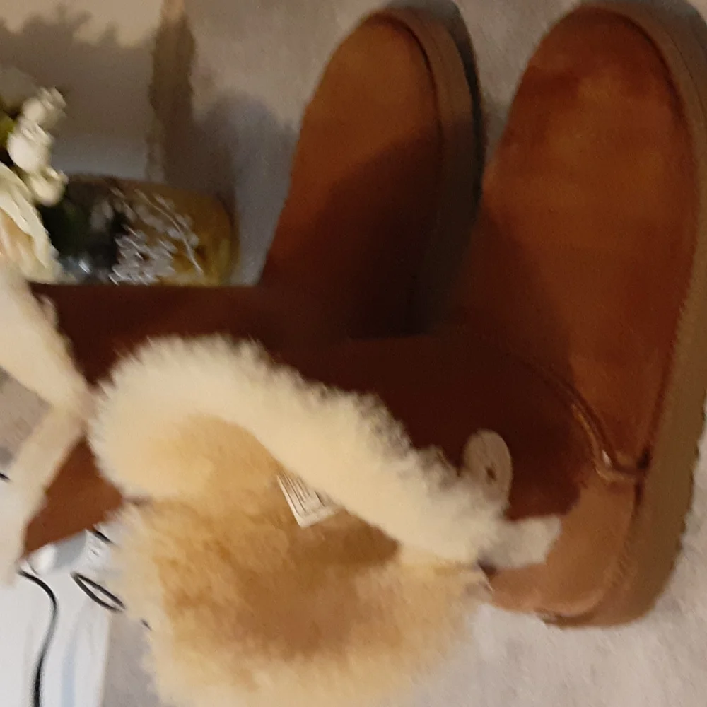 UGG  size   8 - Picture 2 of 5